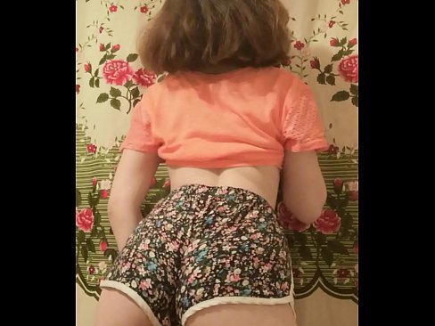 ❤️ Dhallaan yar oo sexy ah oo iska siibaysa surwaalka gaaban ee kamarada ❤ Galmo ❌